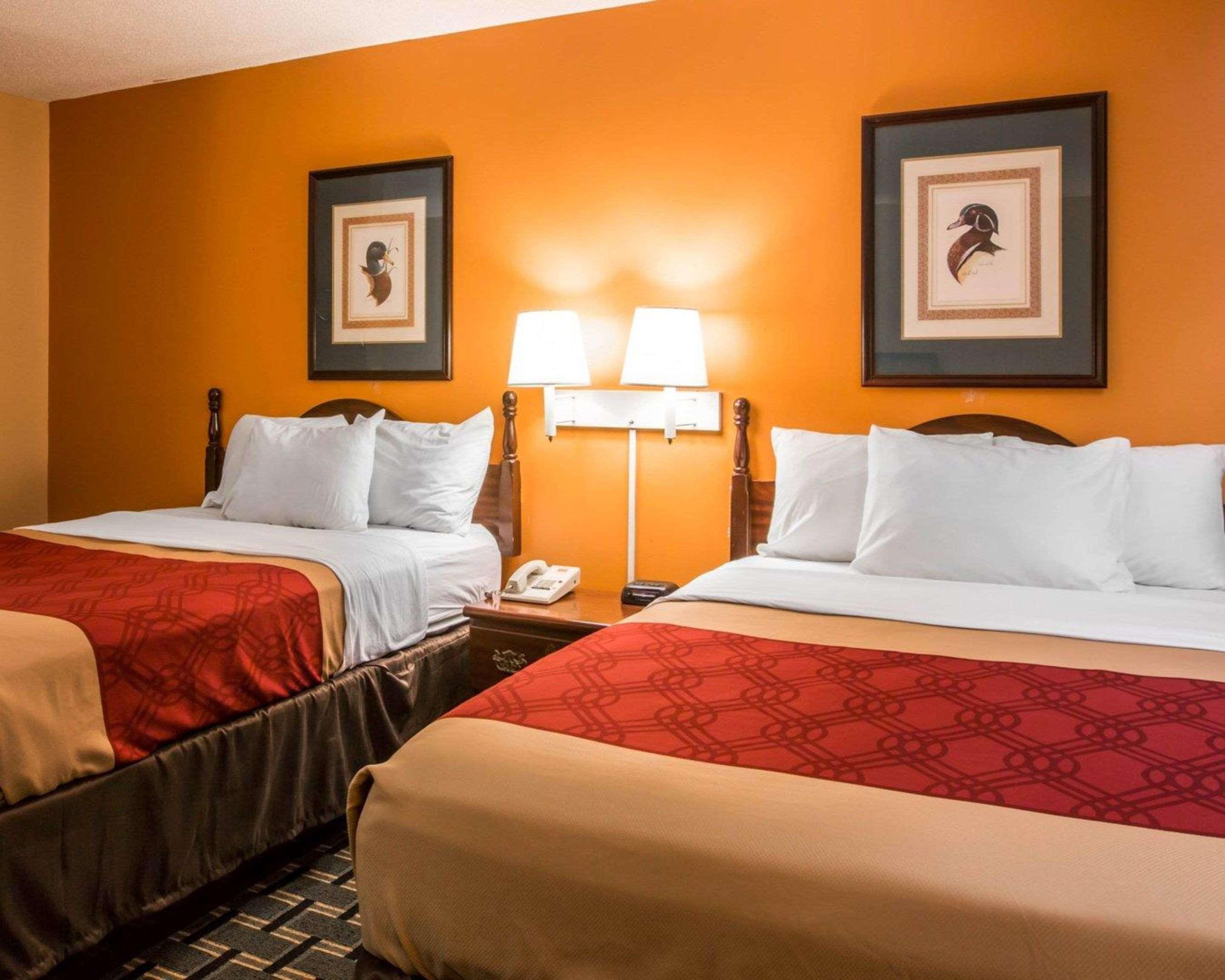 Econo Lodge *